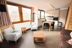 salon z kanapą i stołem w obiekcie Résidence Le Mont Blanc - 3 Pièces pour 6 Personnes 024 w Aime La Plagne