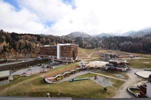 z góry widok z góry w tle w obiekcie Résidence Le Mont Blanc - 3 Pièces pour 6 Personnes 024 w Aime La Plagne