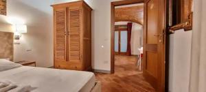 Schlafzimmer mit einem Bett und einer Holztür in der Unterkunft Toscanella23 in Florenz