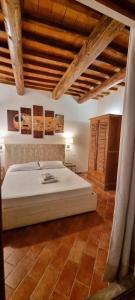 ein Schlafzimmer mit einem Bett in einem Zimmer mit Holzdecken in der Unterkunft Toscanella23 in Florenz