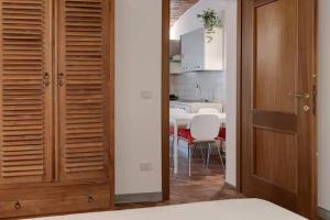 Zimmer mit Küche und Esszimmer in der Unterkunft Toscanella23 in Florenz
