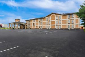 an empty parking lot in front of a building at Quality Inn Dry Ridge in Dry Ridge