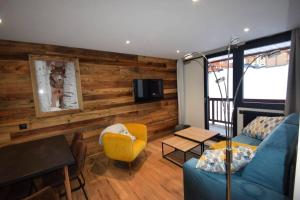 a living room with a blue couch and a tv at Résidence Les Arolles - 2 Pièces 4 pers - LES AROLLES - PLAGNE CENTRE - WIFI MAE-7934 in Aime La Plagne