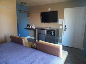 Kuchyň nebo kuchyňský kout v ubytování Rodeway Inn near Coachella
