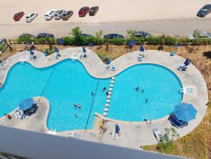 uma vista aérea de uma piscina próxima à praia em العلمين em El Dab‘a