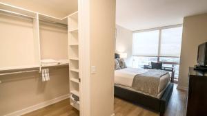 Un dormitorio con una cama y una habitación con ventana. en Apt Downtown with Gym and Pool, en Stamford