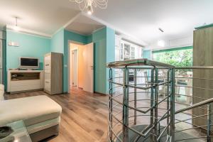 una stanza con pareti blu e una stanza con una scala di Villa Stella Marina a Riccione