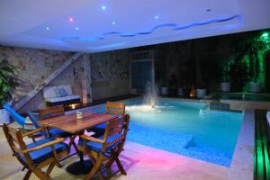 Hồ bơi trong/gần drb Suites