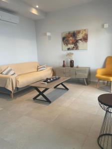 una habitación con una cama, una mesa y sillas en Villa Elsi lower apartment, en Kalámi