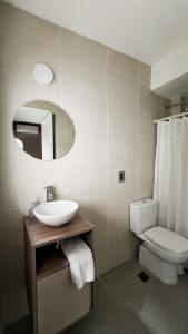 Un baño con lavabo, inodoro y espejo. en Arístides Lodge, en Mendoza 6 fotos más