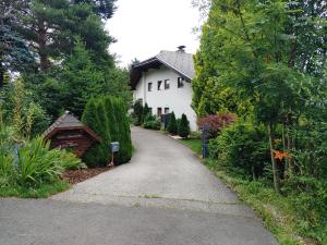 a driveway leading to a white house at Landhaus Karawankenblick, Saurachberg 42 in Himmelberg