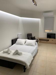 een slaapkamer met een bed en een flatscreen-tv bij SK Apartment in Neoi Epivatai +15 foto's