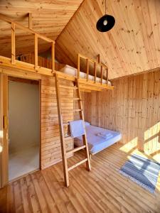 Narivoodi või narivoodid majutusasutuse Nirikos Camping toas