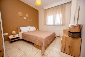 Ένα ή περισσότερα κρεβάτια σε δωμάτιο στο Theros 5