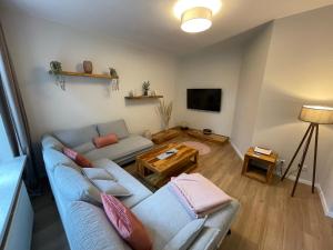 a living room with a couch and a table at COZY, neue 3 Zimmer Ferienwohnung Goslar Altstadt in Goslar