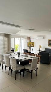 Un comedor con mesa y sillas en Arístides Lodge, en Mendoza
