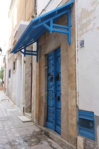 突尼斯Belle maison dans la Médina的建筑物一侧的蓝色门