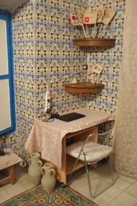 突尼斯Belle maison dans la Médina的小房间设有桌子和水槽