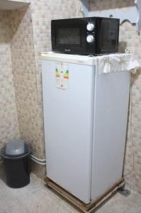 突尼斯Belle maison dans la Médina的微波炉坐在白色冰箱的顶部