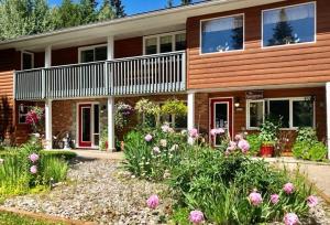 バルマウントにあるDream Catcher Innの花の庭が目の前にある家