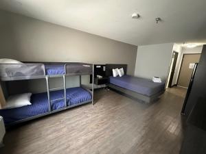 a room with two bunk beds and a wooden floor at Pinetop Studio Suites in Pinetop-Lakeside +87 photos