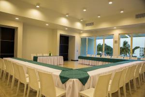 ein großes Zimmer mit Tischen und Stühlen in der Unterkunft Hotel Aqua Spa & Resort in Martínez de La Torre
