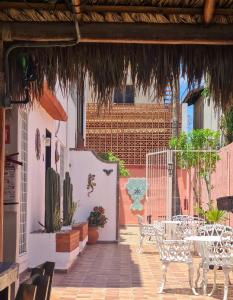 een terras met een tafel, stoelen en een hek bij Departamentos Varmen in La Paz