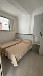 two beds in a small room with a window at Appartamenti da Matteo in Peschici
