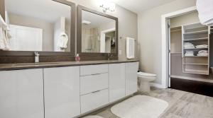 アトランタにあるPiedmont Park 3 bdrm with city viewsの洗面台、トイレ、鏡のあるバスルーム +17枚の写真