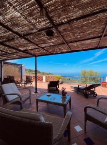 d'une terrasse avec des chaises et des tables et une vue sur l'océan. dans l'établissement villa Il Gelsomino, à Termini