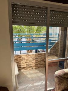 una puerta corredera de cristal con vistas a un balcón en Appartement la cote Martil, en Martil