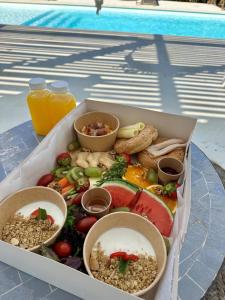 een doos met eten op een tafel naast een zwembad bij Herdade D’ Amoreira Aljezur in Aljezur