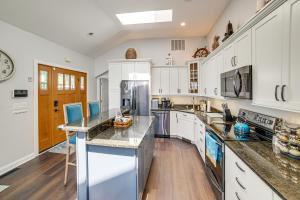 Dapur atau dapur kecil di Waterfront Clarklake Escape - Deck, Dock and Views