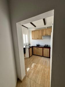 アレシーフェにあるApartamento de 2 habitaciones en Arrecifeの空き部屋(木製キャビネット付きのキッチン付) +8枚の写真