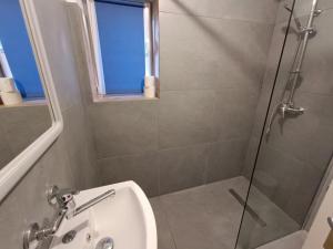 Afbeelding uit fotogalerij van Krzyże Info - Noclegi, pokoje z Basenem in Krzyże