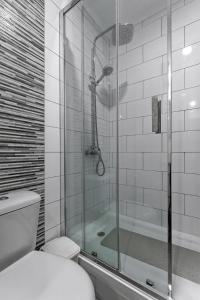 ペニシェにあるCasa das 7 Janelasのバスルーム(シャワー、トイレ、バスタブ付)