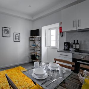 ペニシェにあるCasa das 7 Janelasのキッチン(皿、グラス付)