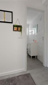 ペニシェにあるCasa das 7 Janelasの白いバスルーム(シンク、カウンター付)