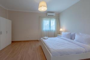 Postel nebo postele na pokoji v ubytování Maadi Stylish modern apartment 7