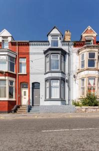 una gran casa blanca al costado de una calle en Residency apartments Liverpool, en Liverpool