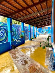 Bazén v ubytování Toucan House Sleeps 6 - with AC & Jacuzzi! nebo v jeho okolí