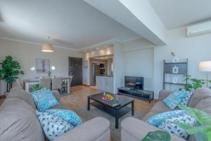 Posezení v ubytování Maadi Stylish modern apartment 7