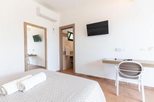 Hotel MARINELLA parking wi-fi spiaggia attrezzata的电视和/或娱乐中心