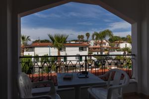 Hotel MARINELLA parking wi-fi spiaggia attrezzata的阳台或露台