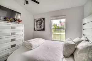 Postel nebo postele na pokoji v ubytování Dog-Friendly Sebastian Home about 9 Mi to Beaches!