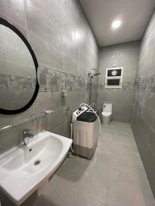 a bathroom with a sink and a mirror at شقق مفروشة صلالة - Furnished Apartments Salalah in Salalah +24 photos