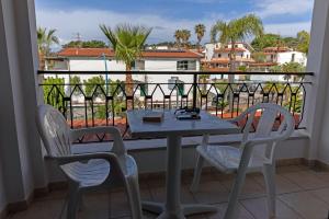 Hotel MARINELLA parking wi-fi spiaggia attrezzata的阳台或露台