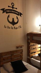 Postel nebo postele na pokoji v ubytování La Vie En Rose CTG