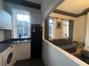 Kuchyň nebo kuchyňský kout v ubytování First Floor One Bed Apartment In Central West London