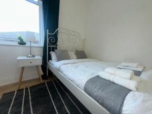 Postel nebo postele na pokoji v ubytování First Floor One Bed Apartment In Central West London